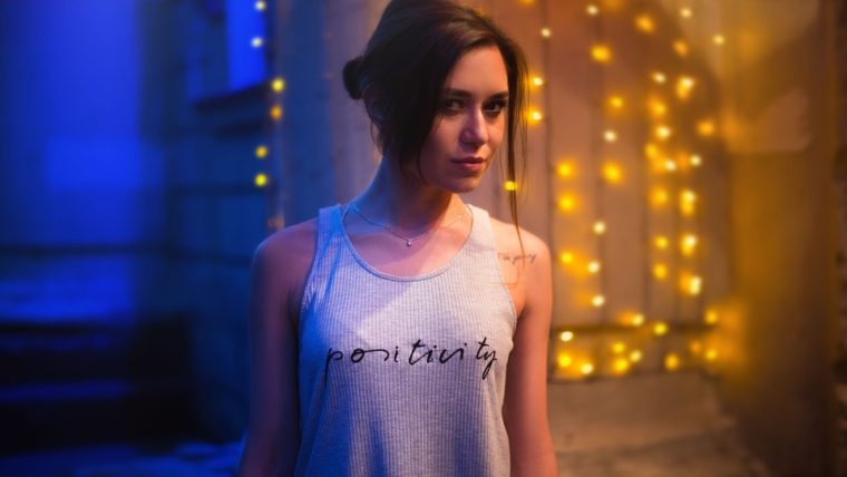 Here’s Why The Girl Who Can’t Stand People Is Actually The Perfect Girlfriend - Featured image