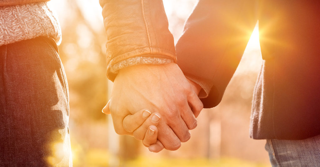 12 Undeniable Signs of Chemistry Between Two People - Featured image