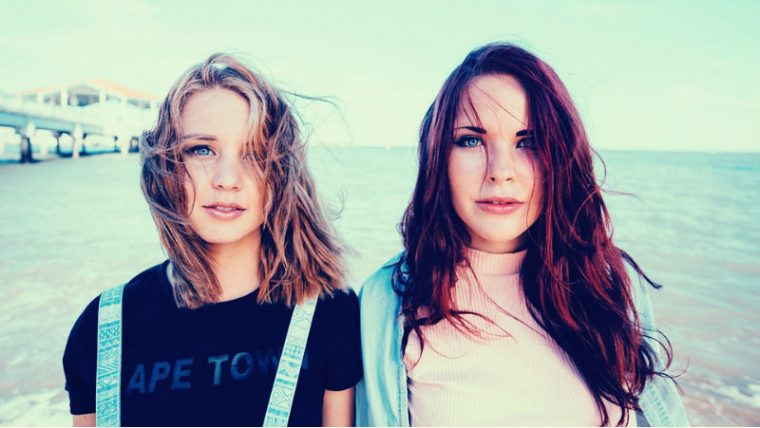 How To Spot A Fake Friend: 13 Signs They Can Never Hide - Featured image