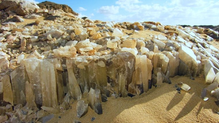 There’s A Crystal Mountain In Egypt And It’s Unbelievably Breathtaking - Featured image