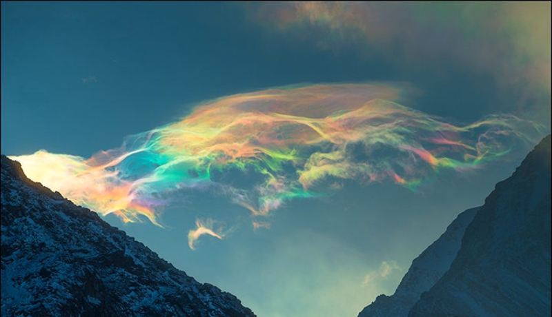 Download Stunning Iridescent Clouds Captured In Rare Sighting on ...