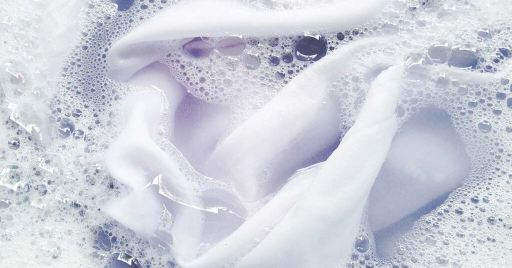 Put Vinegar in Your Laundry for Whiter, Softer, Stain-Free Clothes - Featured image