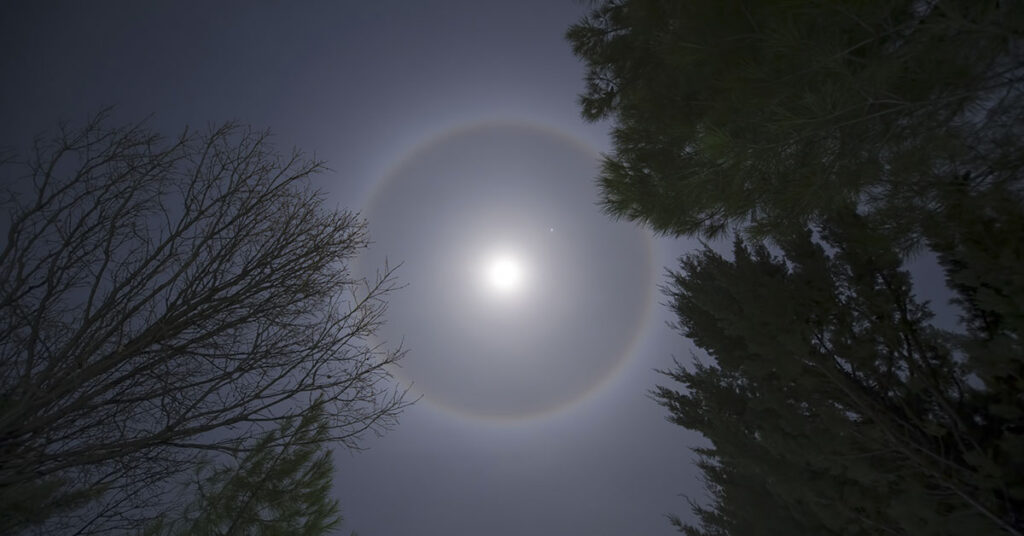 Ever See A Ring Around The Moon? Here’s What It Means - Featured image