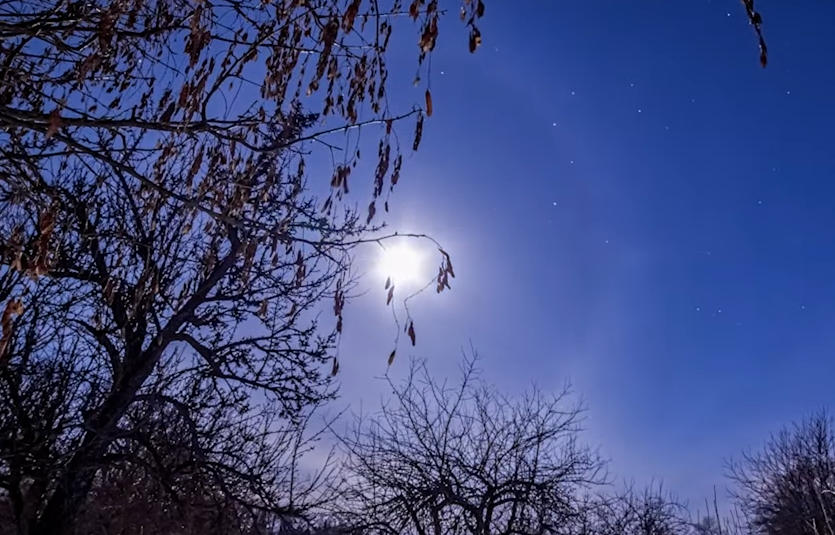 What causes a ring around the moon?