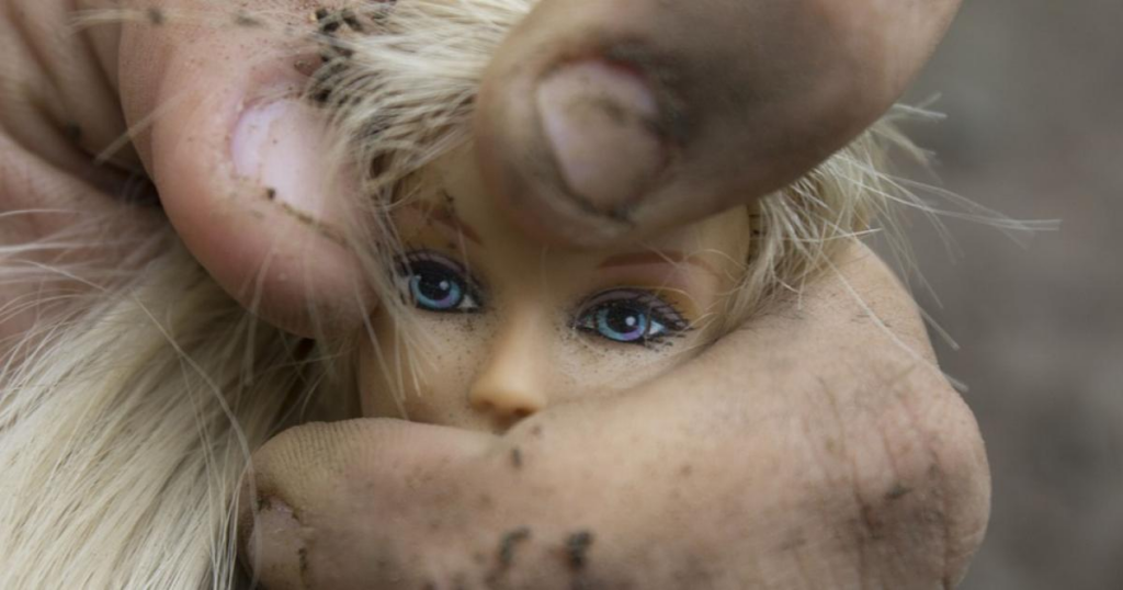 10 signs of coercive control within a relationship - Featured image