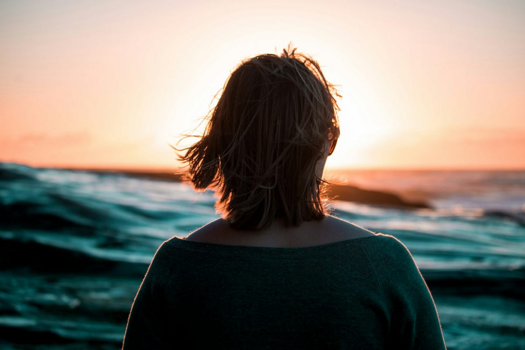 5 Subtle Signs You Experienced a Rough Childhood - Featured image