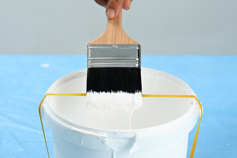 Lifehacks; Brush Off Excess Paint with a Rubber Band