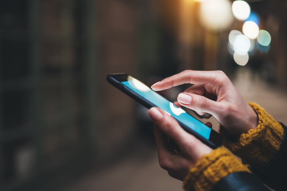 11 Uncomfortable Texts From Adult Kids That Mean They’re Drifting Away - Featured image