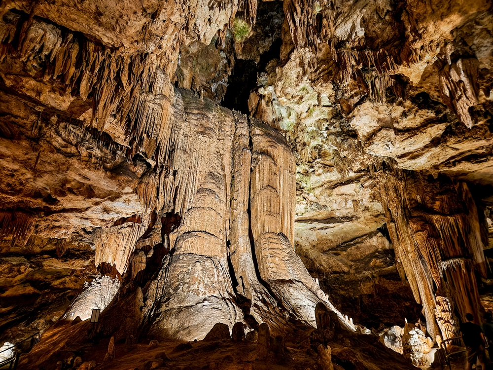 Scientists discover huge underground structures in major geological breakthrough - Featured image