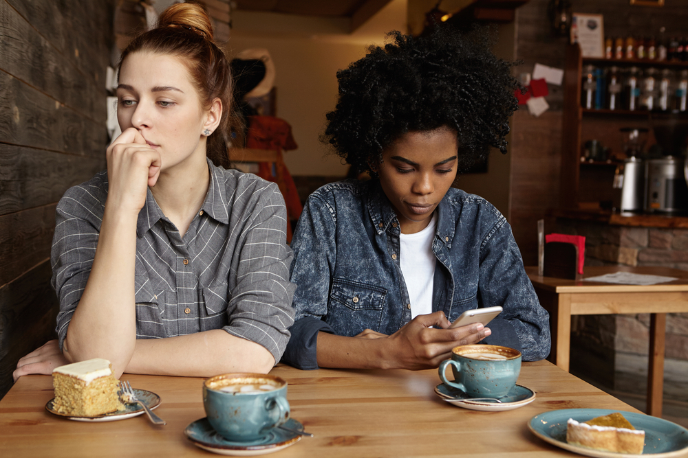 women at cafe