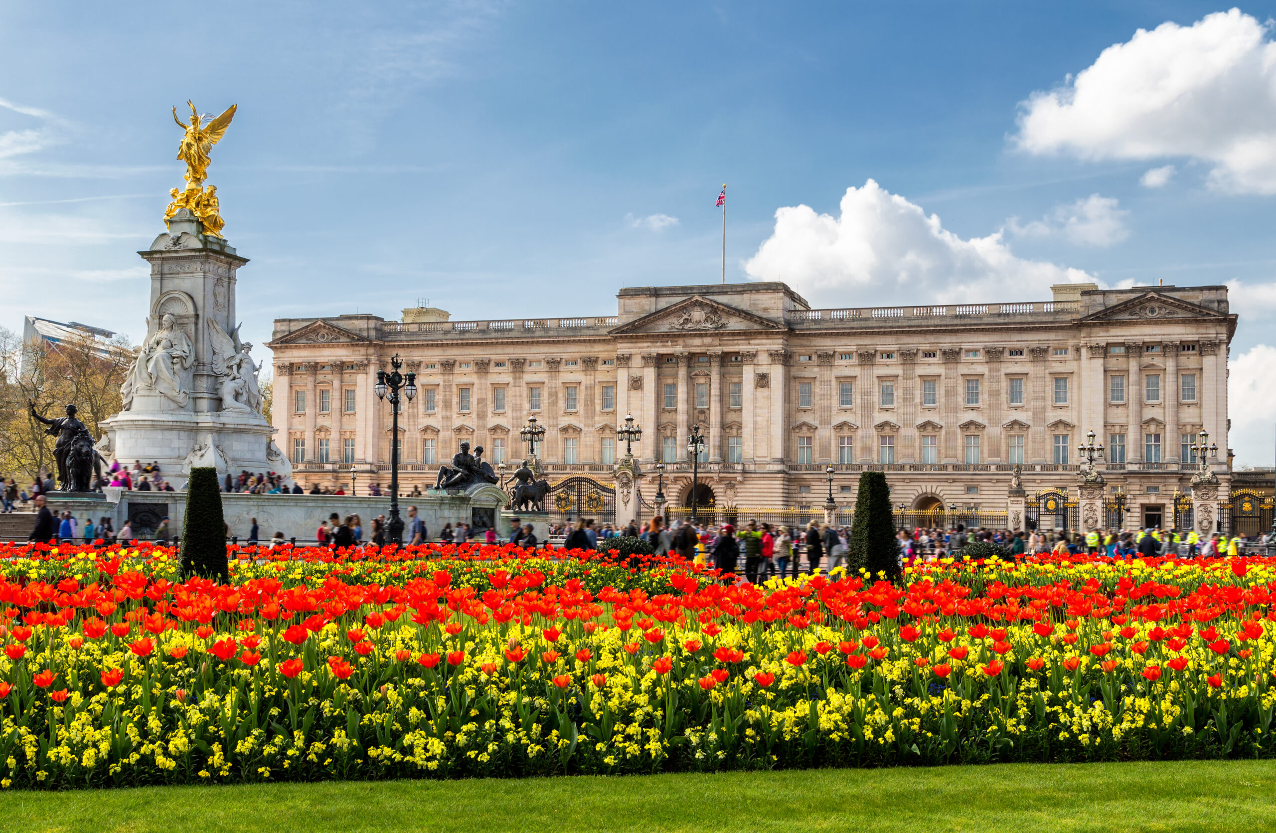 8 Enchanting Facts About Buckingham Palace Tourists Never Get To Discover - Featured image
