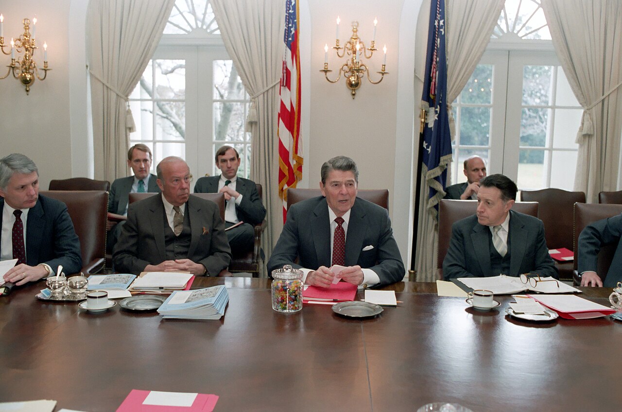 3/13/1987 President Reagan leads a cabinet meeting in the cabinet room with Secretary Shultz and Secretary Weinberger at his side