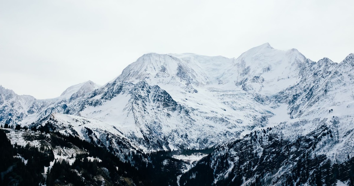 Panoramic view of majestic snow-covered mountains during winter, perfect for adventure enthusiasts.