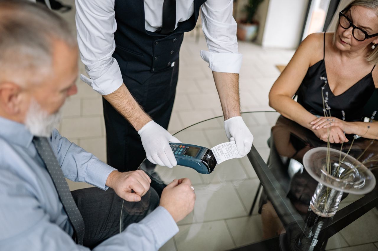 10 Real-Life Instances Where Most People Are Under-Tipping Without Realizing It
