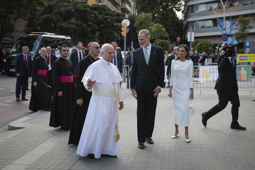 Only These Seven Women Can Wear White Before the Pope - Featured image