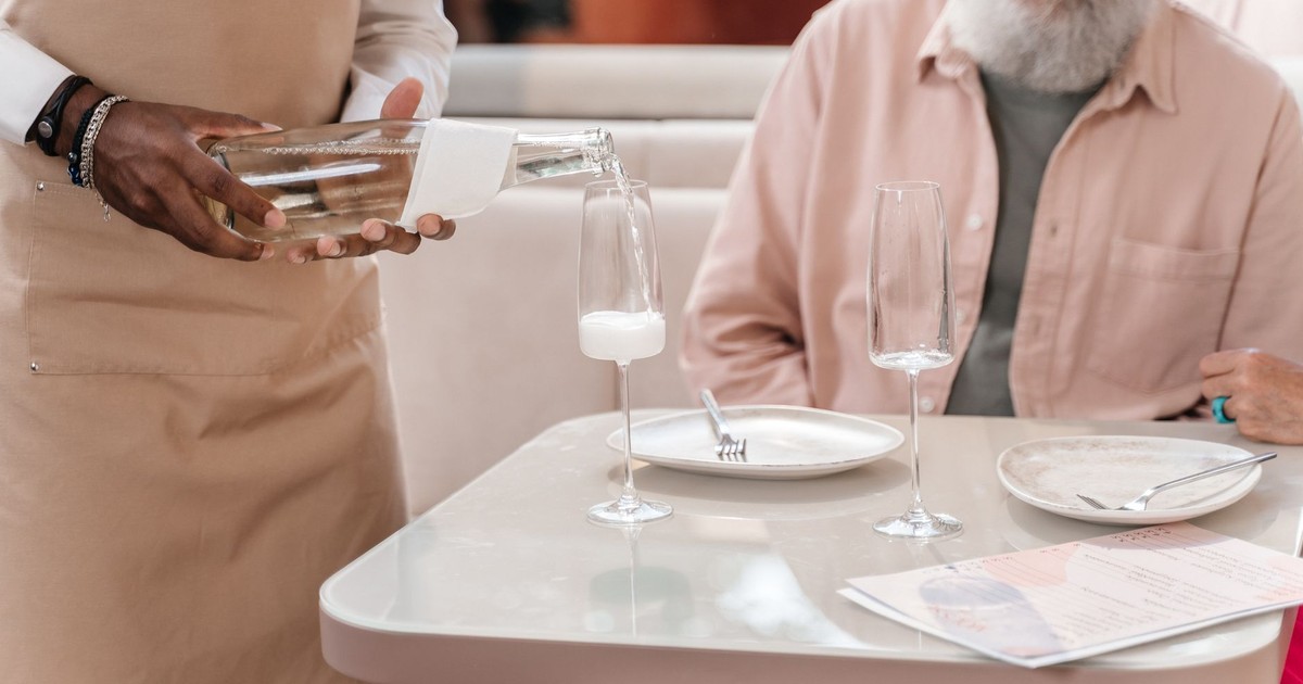 Servers Can Tell You’re a Bad Tipper From These 12 Habits
