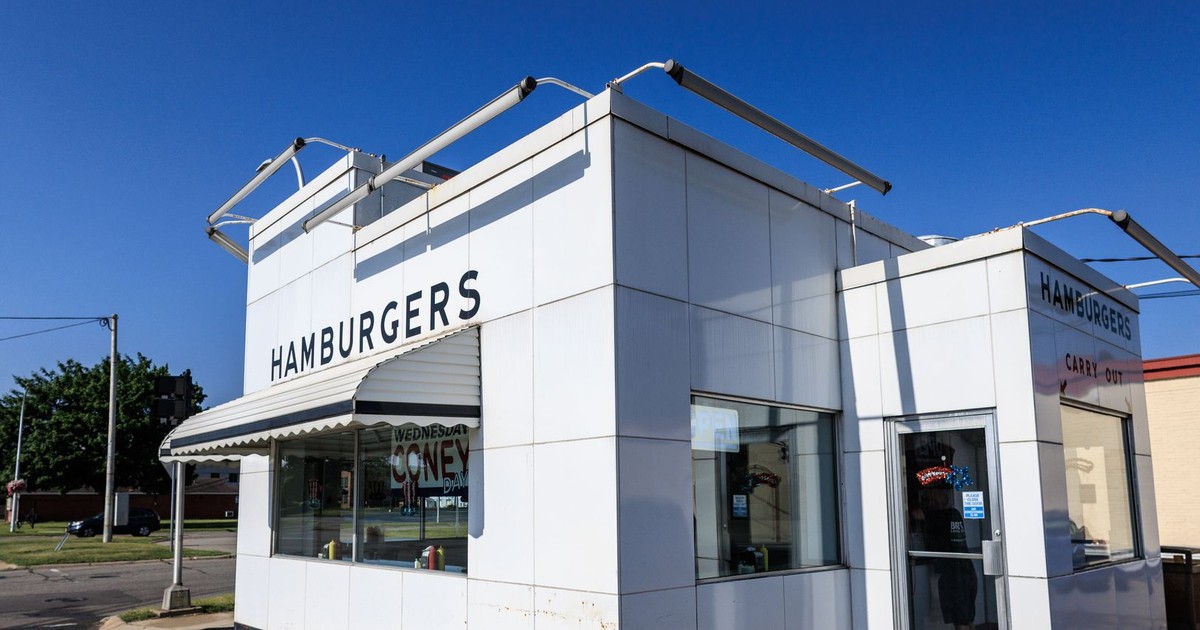 Exterior of a classic American diner with a vintage design in Livonia, Michigan. Clear blue sky emphasizes the nostalgic ambiance.