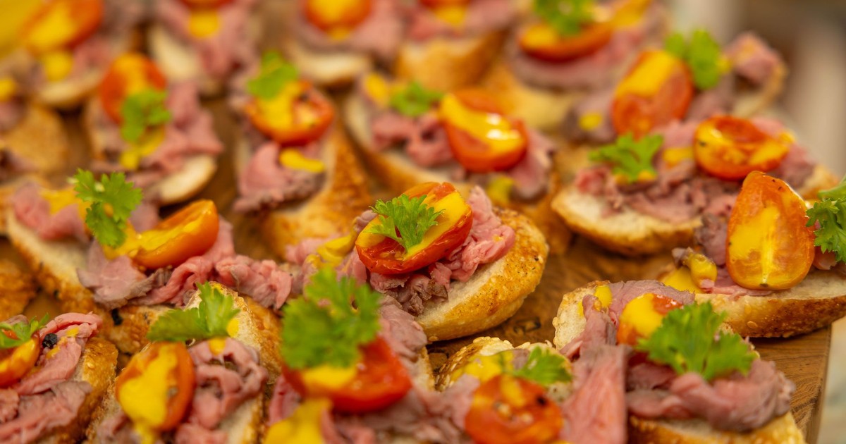 Delicious roast beef bruschetta with cherry tomatoes and parsley garnish.