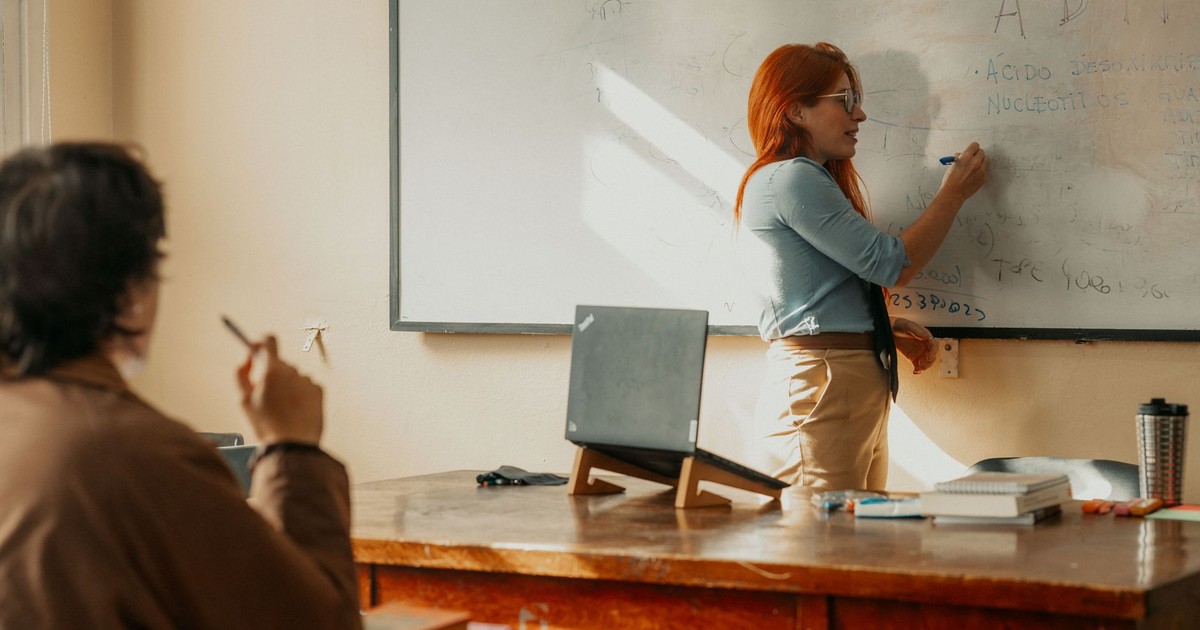 A lecturer explains a concept at a Buenos Aires university in a classroom setting.