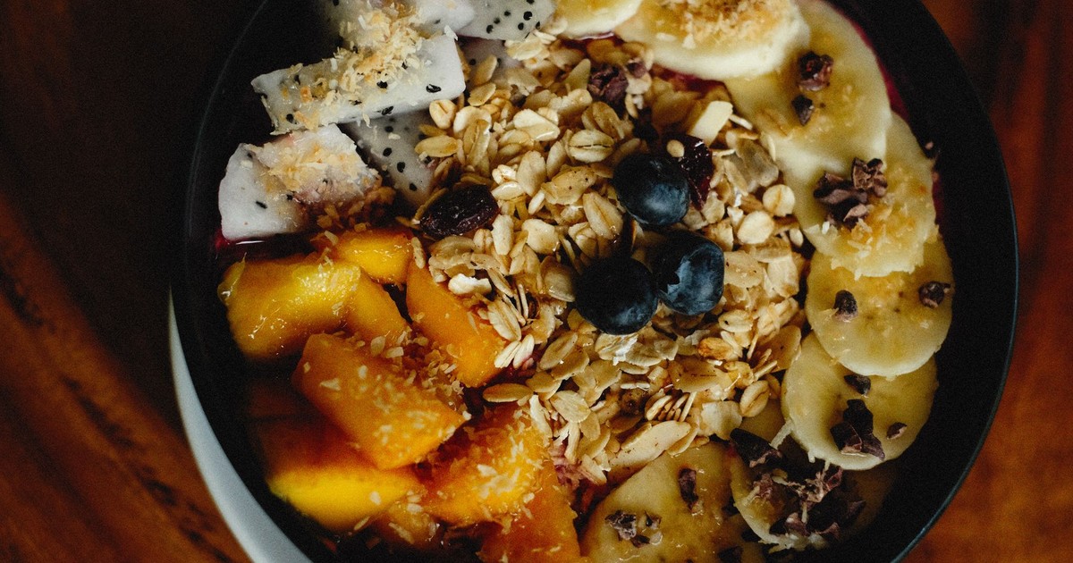 A vibrant breakfast bowl filled with fresh fruits, oats, and granola for a healthy meal.