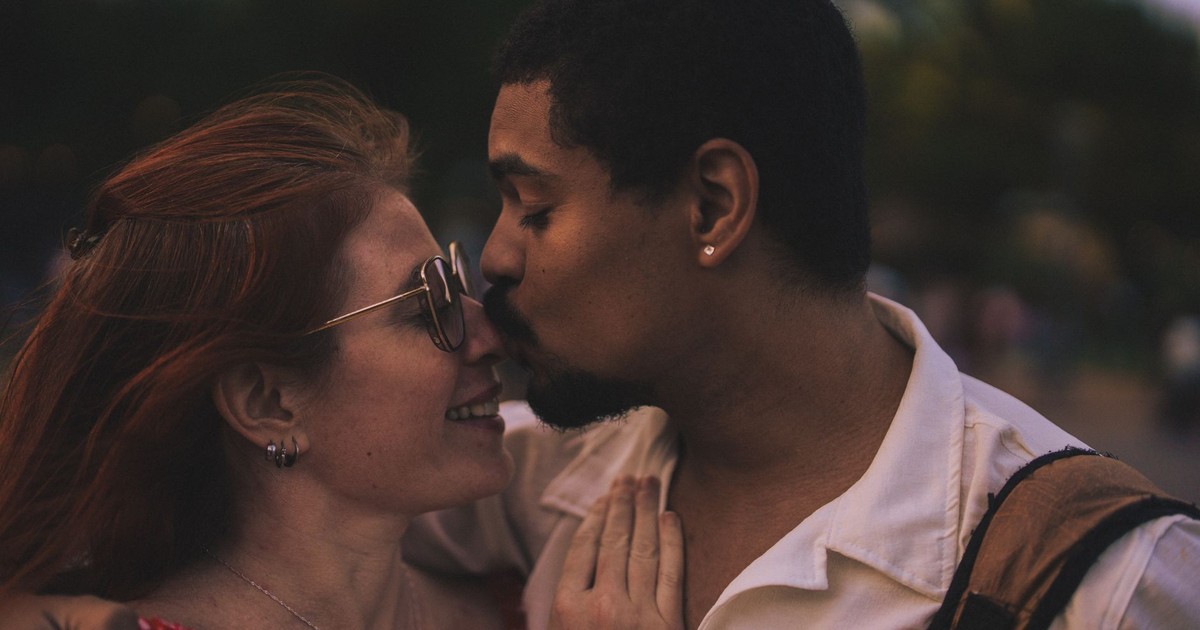 Loving couple sharing a tender kiss at sunset, highlighting romance and connection.