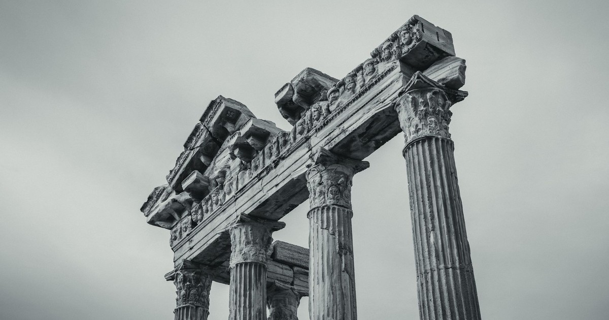 Stunning black and white image of ancient Roman temple ruins showcasing architectural grandeur.
