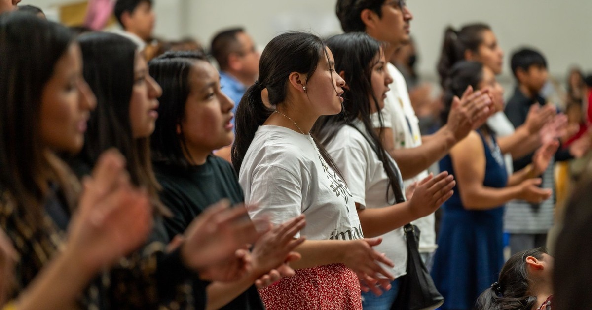 A diverse group of people standing and clapping at a cultural event in Ciudad de México, CDMX.