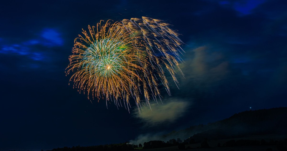 Vibrant fireworks explode in the night sky, creating a stunning celebration scene.