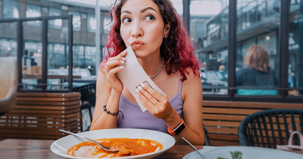 5 Things People Do at Dinner That Show Exactly How They Were Raised - Featured image