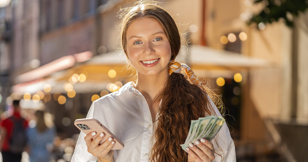 8 Money Saving Travel Hacks That Really Work and 8 That Don’t - Featured image