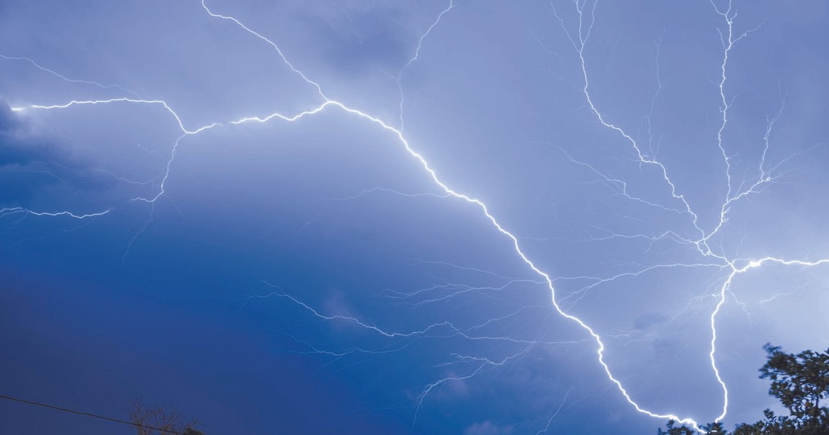Vivid lightning bolt captures night sky during thunderstorm.