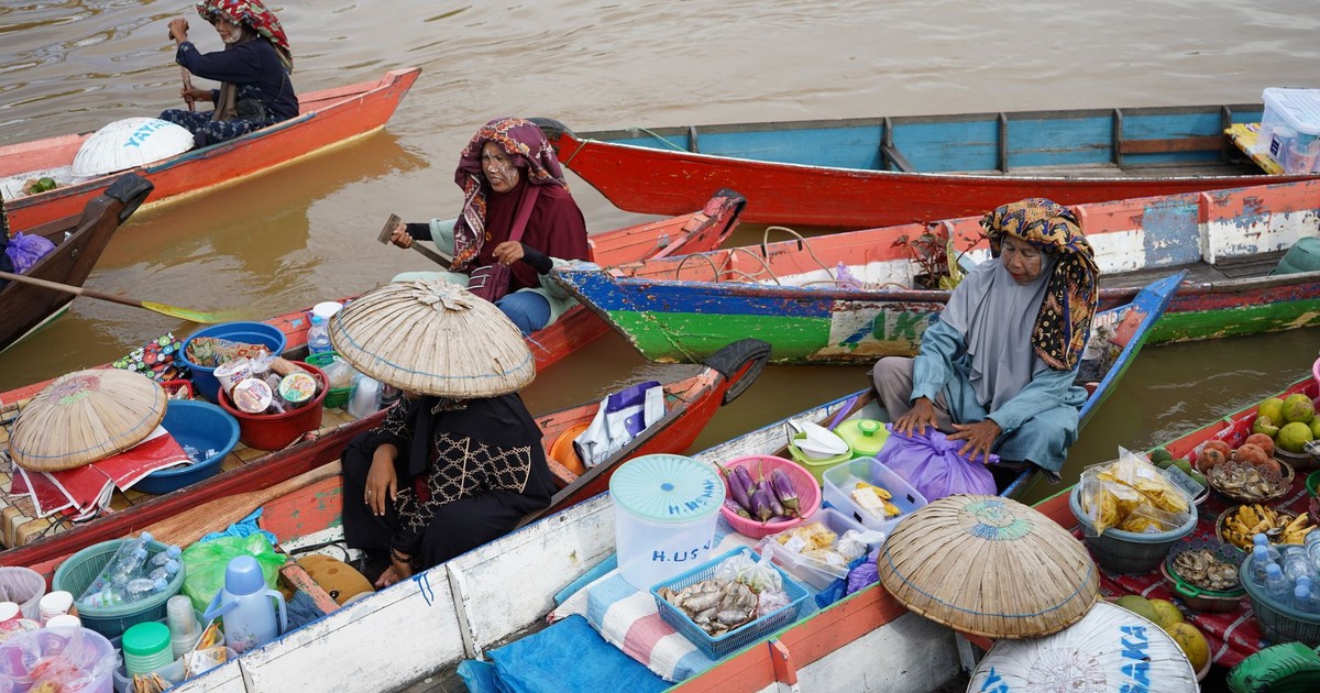 Colorful scene of a traditional floating market with vendors selling goods from boats.