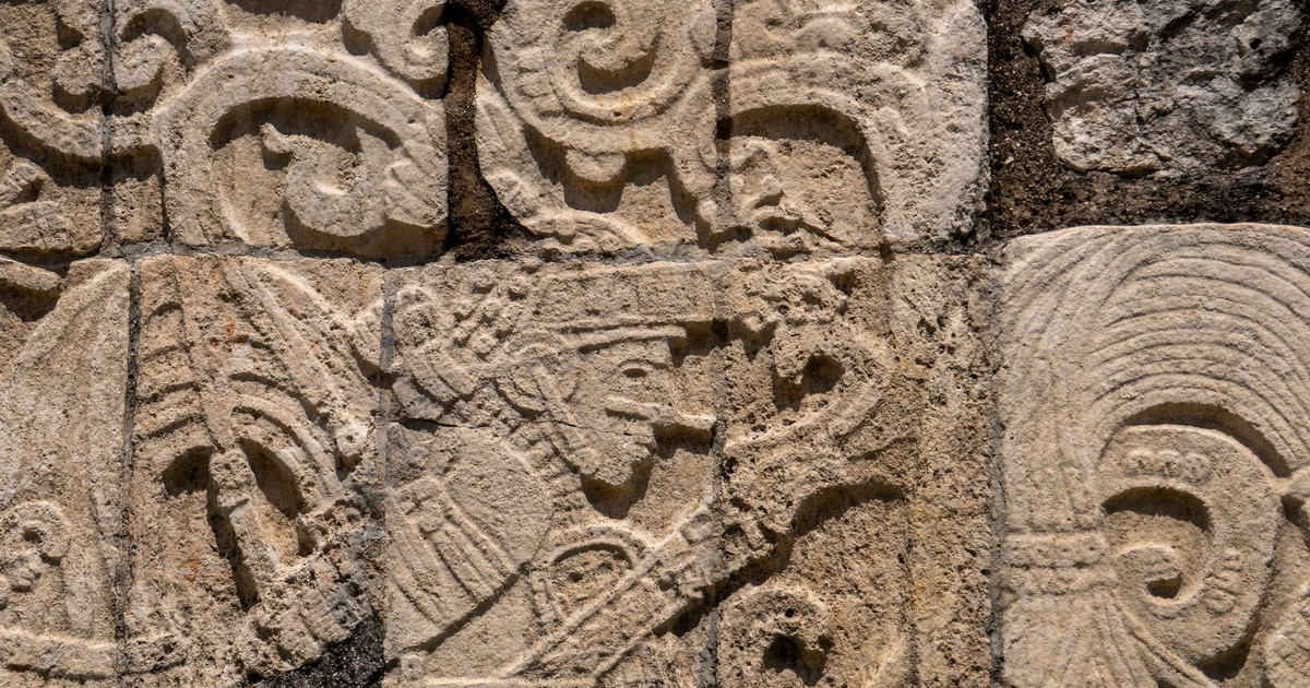 Intricate Mayan stone carvings from Chichén Itzá showcasing ancient artistry and culture.
