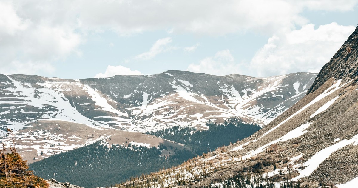 A breathtaking view of the snow-capped Rocky Mountains in Colorado under a clear sky.