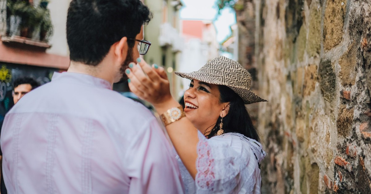 Laughing couple walking and enjoying the vibrant streets of historic Panamá City.