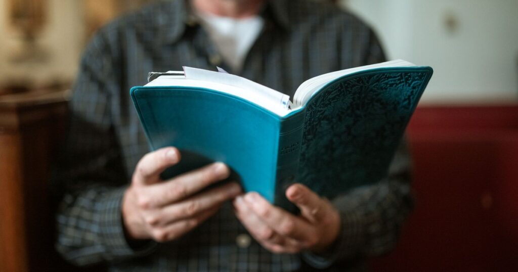 8 “Bible verses” everyone quotes that aren’t actually in the Bible - Featured image