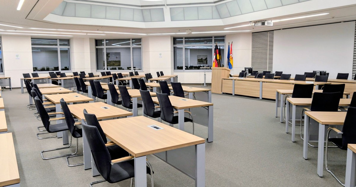 Spacious and modern meeting room in Niedersachsen, Germany, with desks and flags.