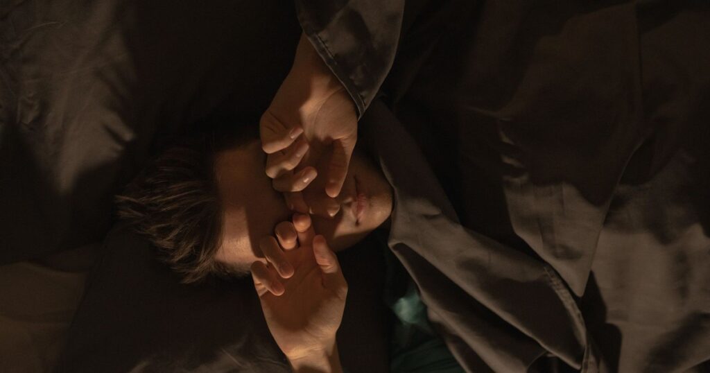 The Rare Sleep Habit Linked to Neurological Changes Decades Later - Featured image