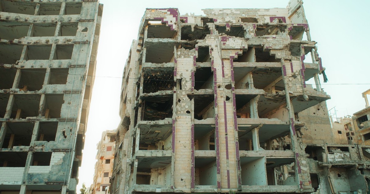 Rubble and decay of a war-damaged building in Homs, Syria, highlighting urban devastation.
