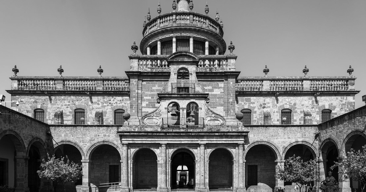 Explore the stunning architecture of Hospicio Cabañas in Guadalajara, Mexico.